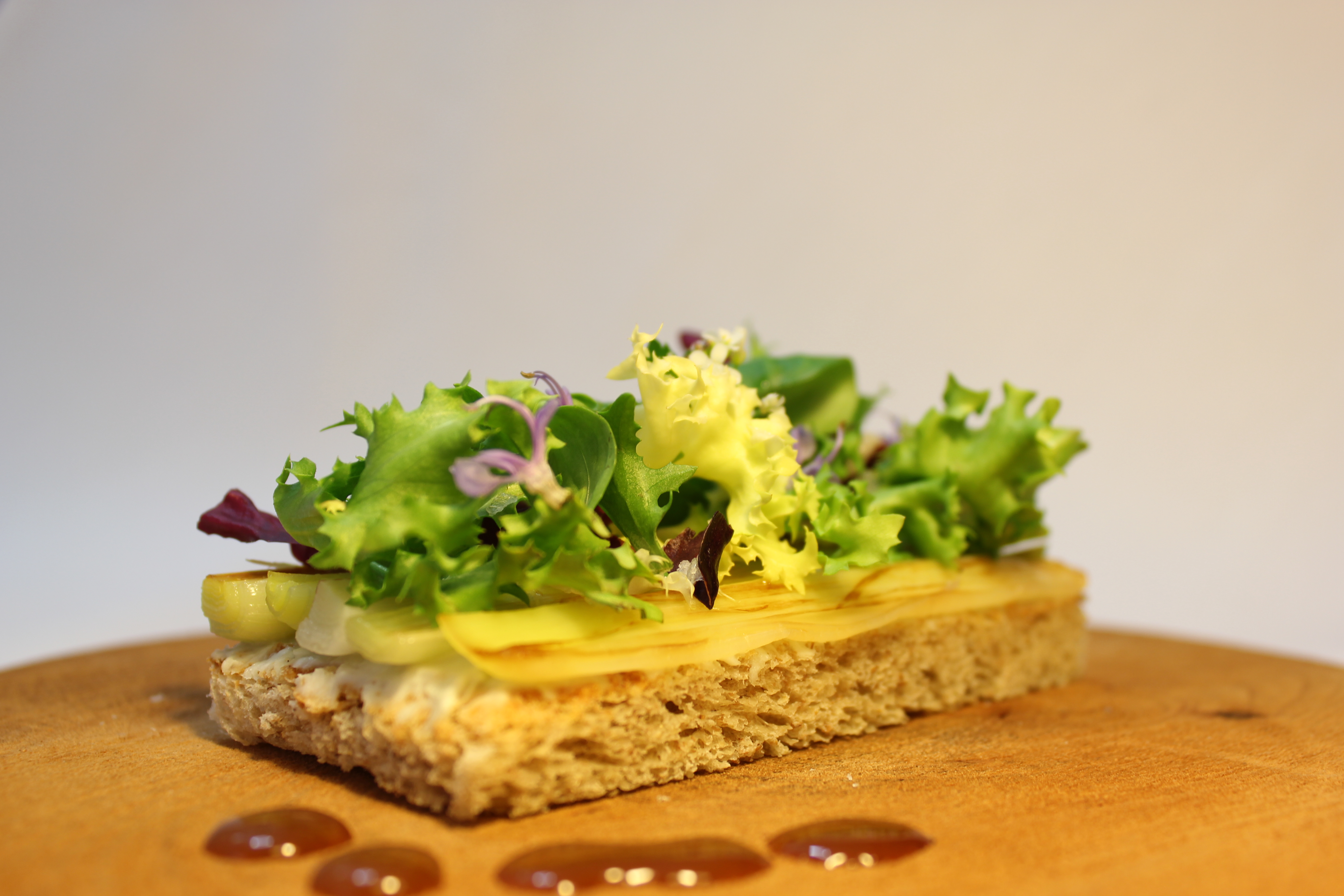 Coca de Puerros Braseados y Gorgonzola