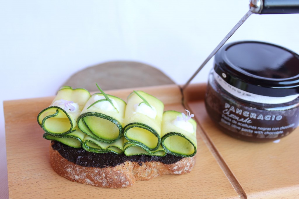 Tosta de Tapenade al Cacao, Queso Crema y Calabacín The Gourmet Journal
