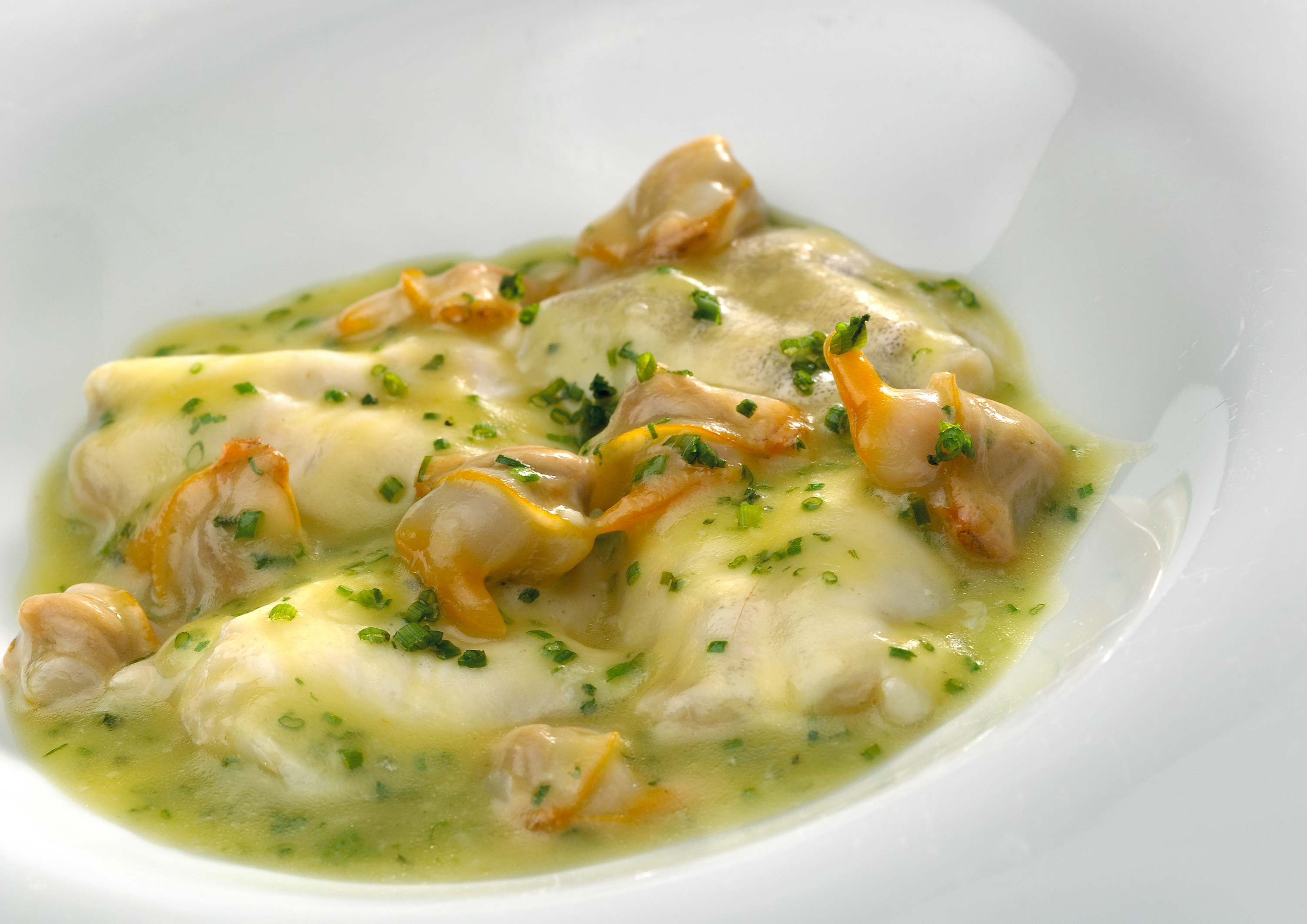 Kokotxas de bacalao con berberechos al txakoli y cebollino