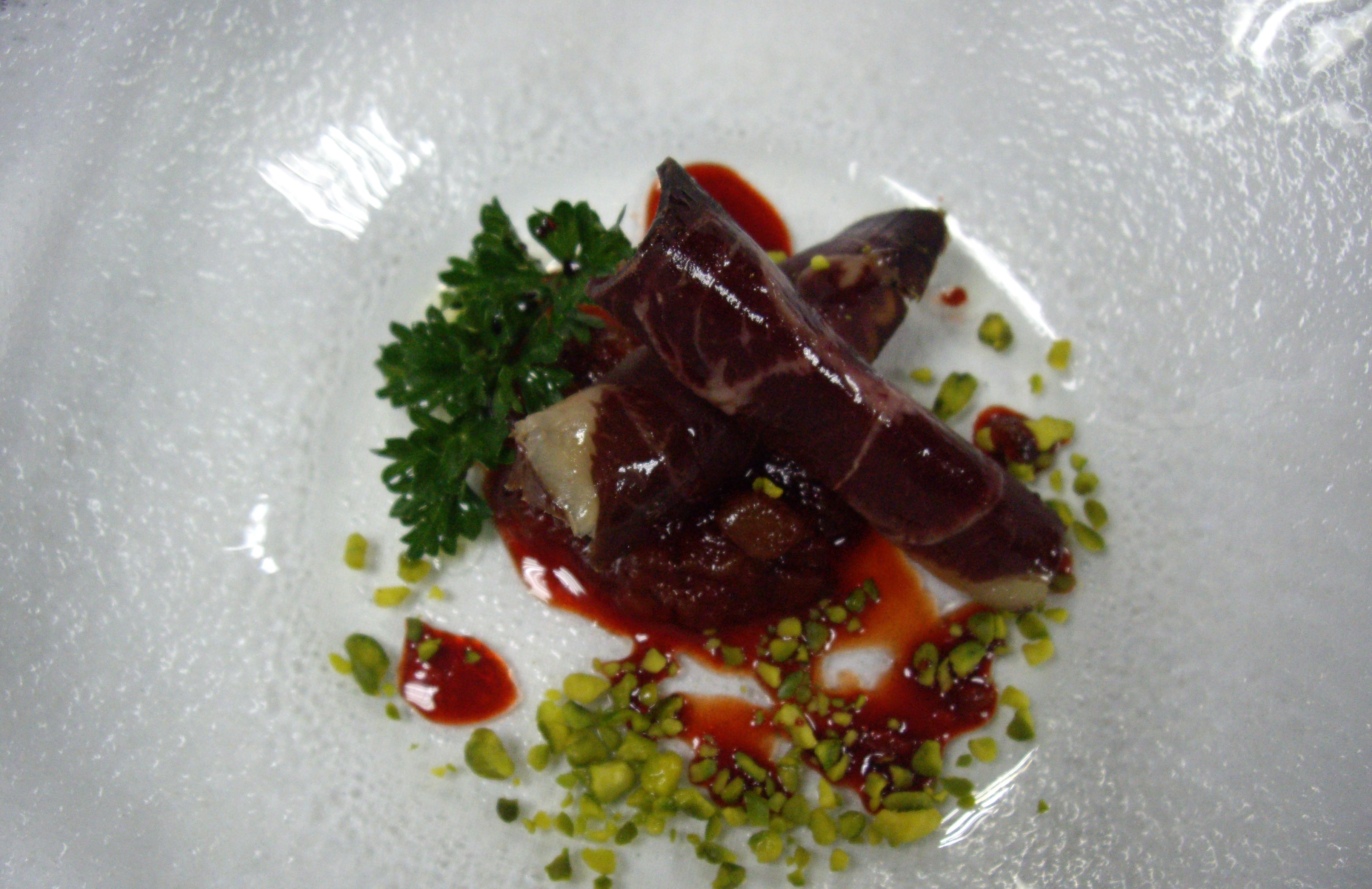 Crema de almendras tiernas y puerro, cecina de buey y peras estofadas