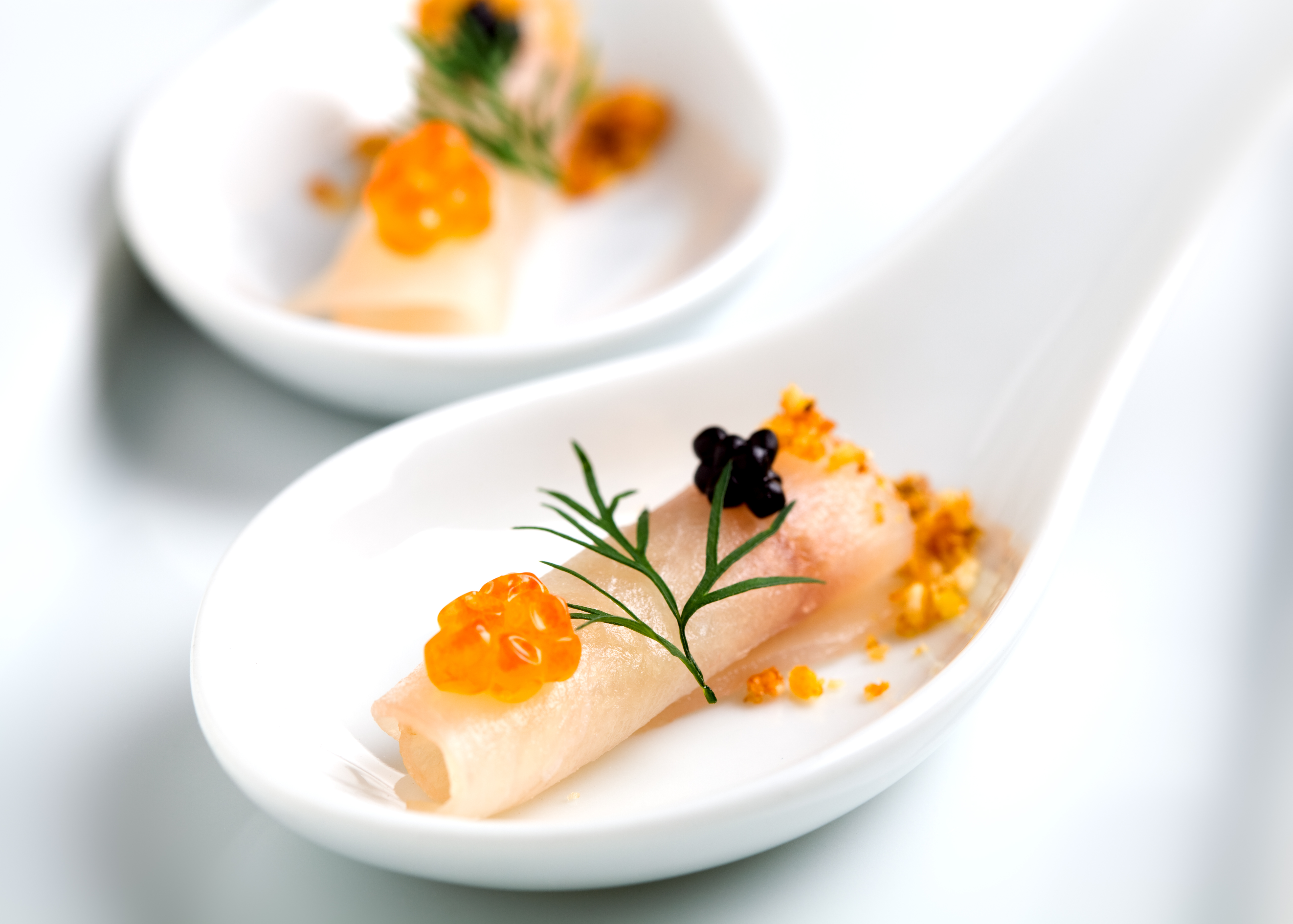 Finas capas de Pez Espada, Tomate helado y Kikos