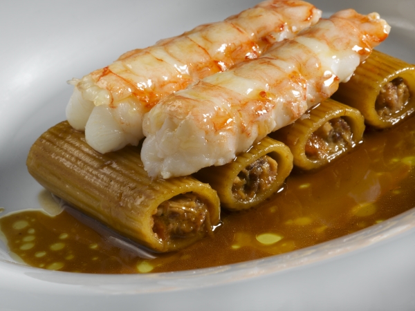 Macarrones rellenos de Rostit con Cigalas y su Salsa