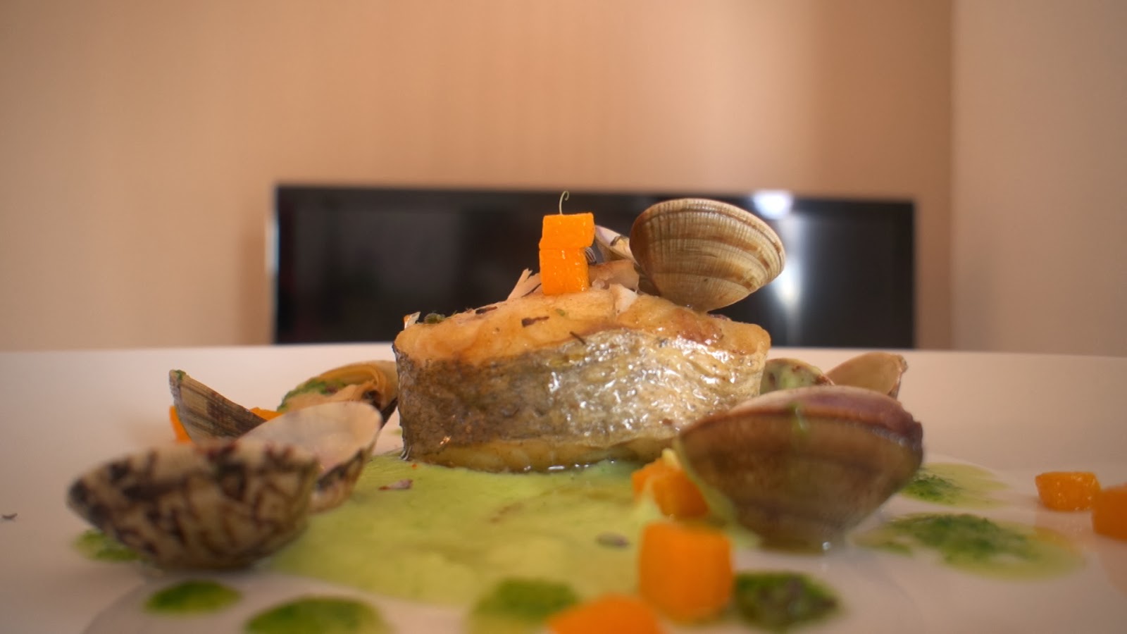 Merluza con Parmentier de Espárragos, Calabaza confitada y Almejas de carril