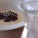 Sopa de chocolate blanco y Vainilla con Cerezas