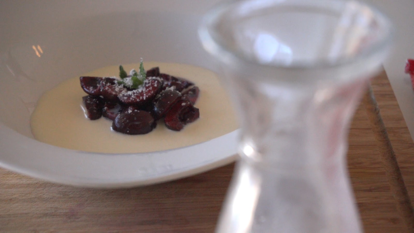 Sopa de chocolate blanco y Vainilla con Cerezas