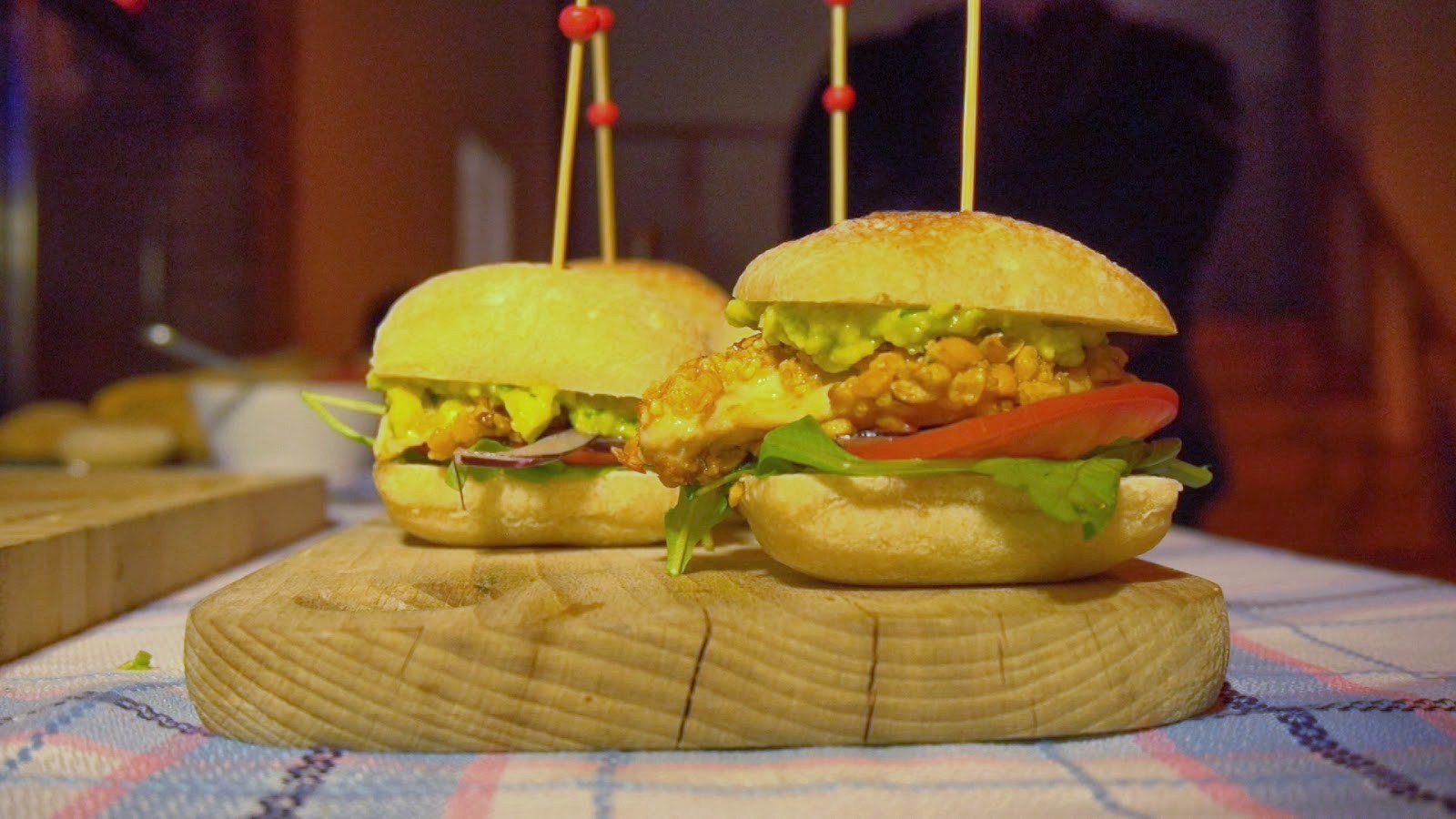 Mini Bocadillo de Pollo, Lima, Cilantro y Aguacate