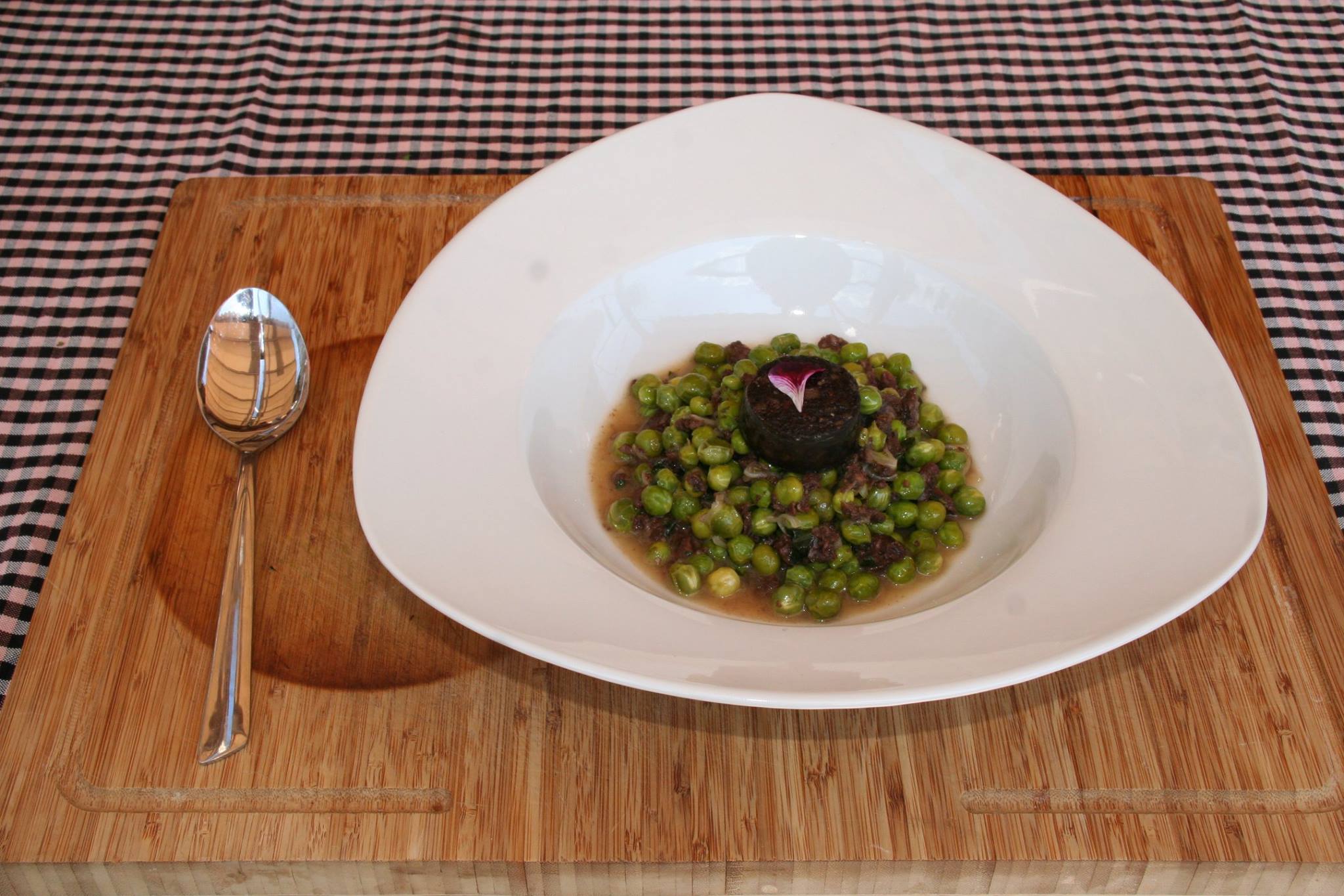 Guisantes con butifarra negra y albahaca