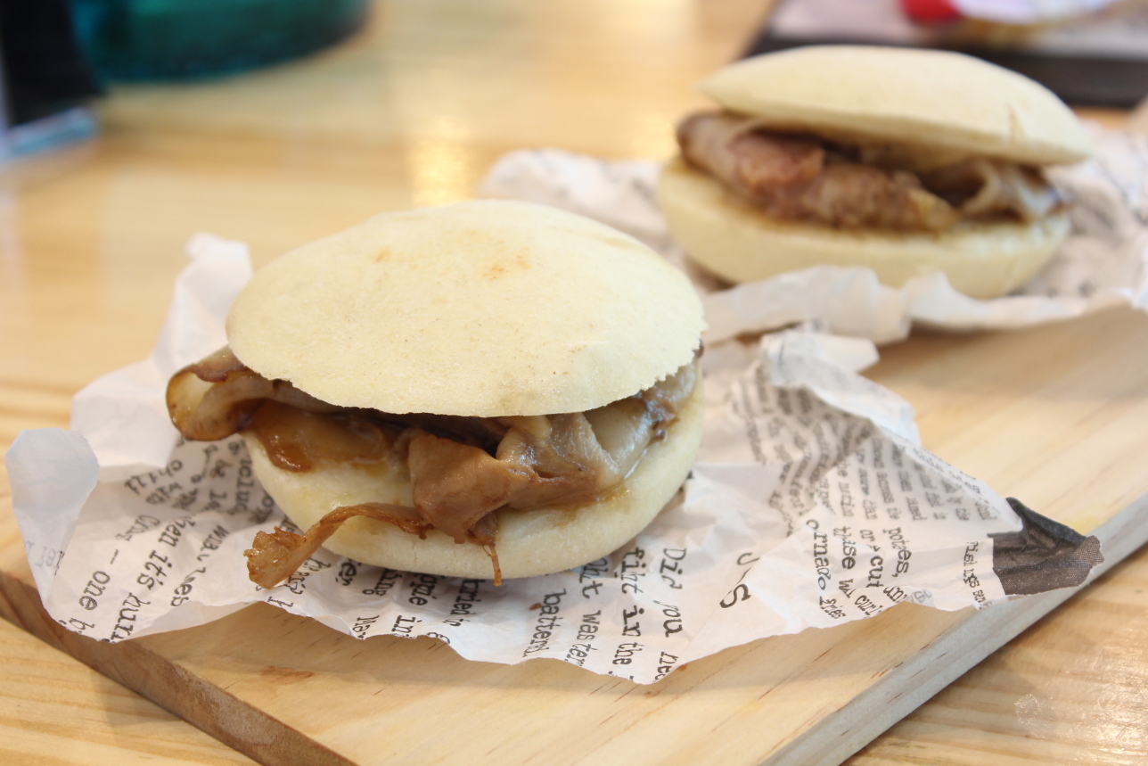 Mollete de papada ibérica con mostaza y mozzarella