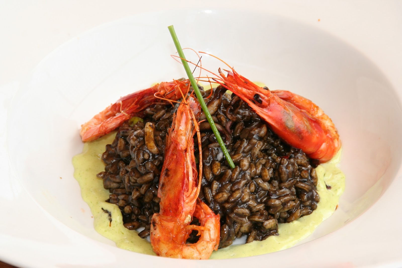 Risotto negro con alioli de cebollino