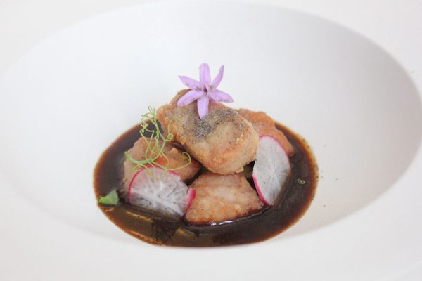 Cazuela de esturión de Riofrío con crema de patata y alma de caviar