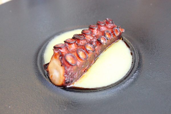 Pulpo asado con huesos de aceituna