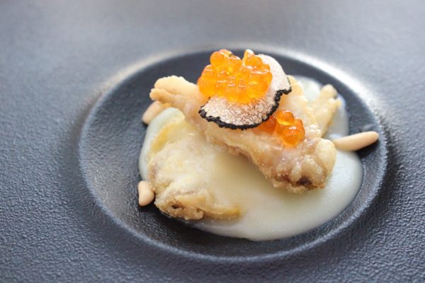 Cococha de bacalao, patata ahumada, piñones, huevas de trucha y trufa de verano (Chef Juan Carlos Trujillo)