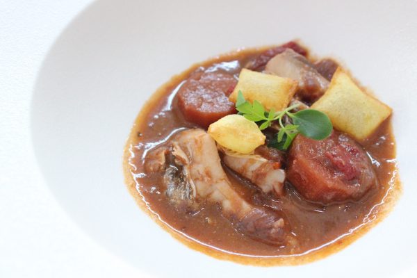 Corvina guisada como el toro de lidia