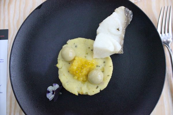 Lomo de bacalao sobre nuestra ensalada malagueña con caviar de naranja y esfericaciones de aceitunas aloreñas