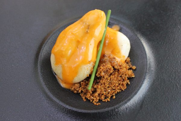 Huevos de choco y emulsión de su pilpil y arena de “el rompido”