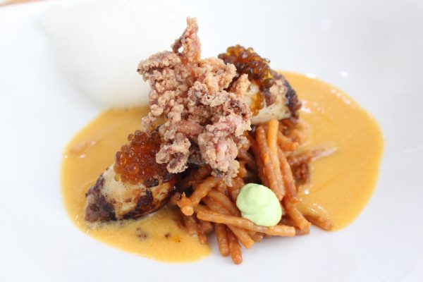 Chipirón de morcilla de Ronda y manzana verde sobre fideos tostados y emulsión de rúcula y caldillo con caviar de un tintado