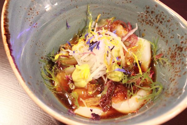 Ceviche de vieira, algas y aguacate