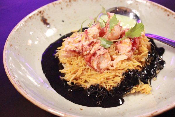 Fideos con alioli, tinta y bogavante