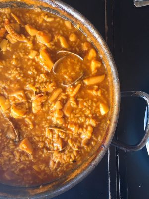 Caldoso de jibia estofada, camarones rojos y almejas