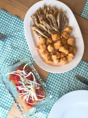 Boquerones fritos, Cazón en adobo y Ensalada de Pimientos