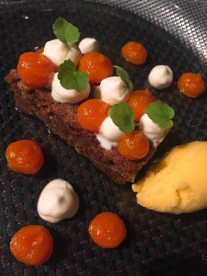 Carrot cake con sorbete de naranja y crema de zanahoria y vainilla