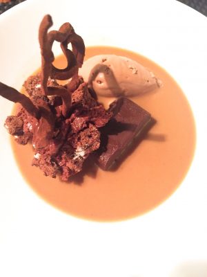 Cremoso y mousse de chocolate con sopa de avellanas