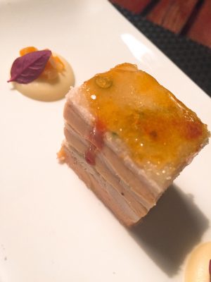 Milhojas de pollo en escabeche con foie y manzana caramelizada