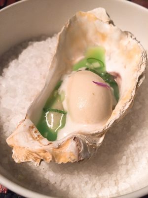 Ostra con crema de apio, cilantro y manzana verde