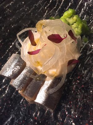 Sardinas ahumadas con crema de queso curado y cebolleta helada