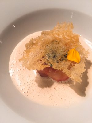 Tartar de carabineros con gazpachuelo de su cabeza y calabacín