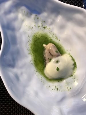 Ostra con crema de albahaca, piñones y piña