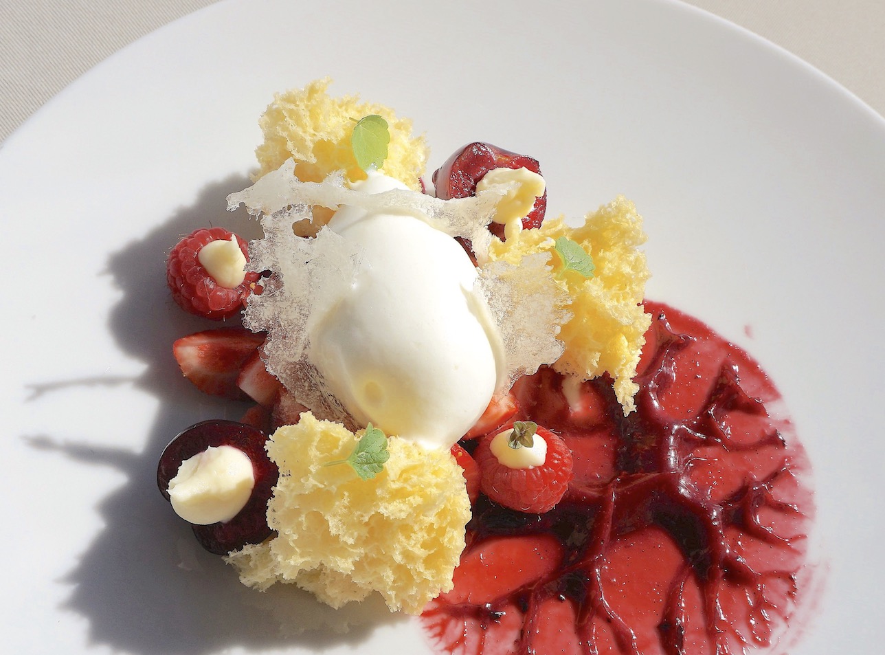 Fresas, frambuesas y helado de oveja - Restaurante El Lago