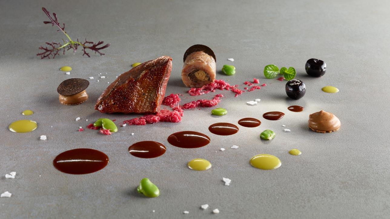 Pichón al carbón con achicoria y bocados de aceitunas de Martín Berasategui