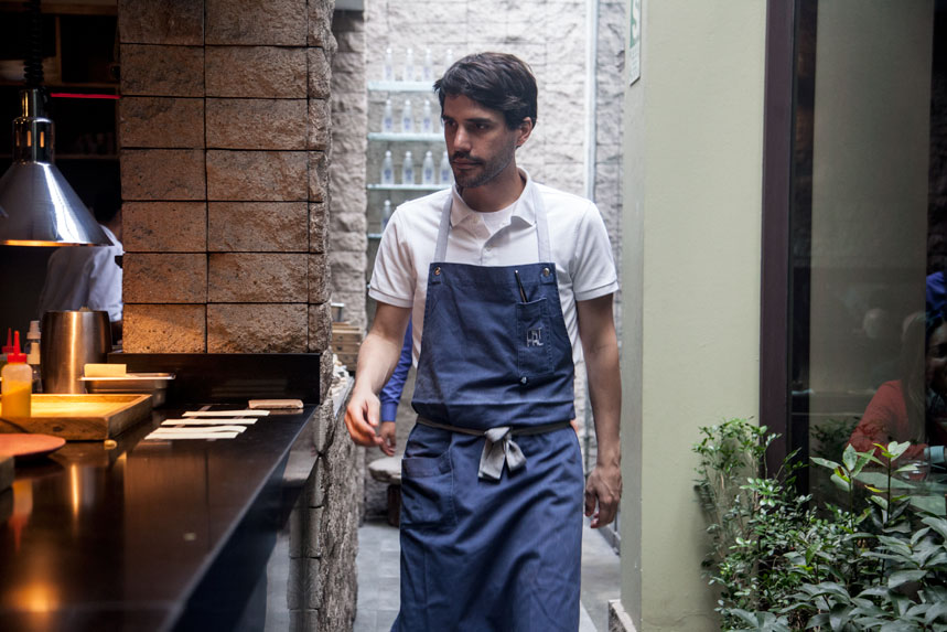 Virgilio Martínez en las cocinas de Central. Foto: Jimena Agois