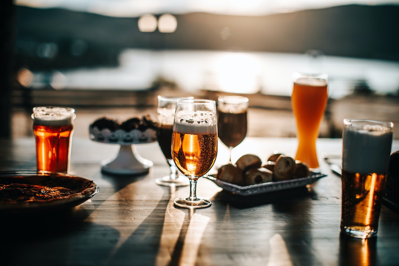 Cervezas en una mesa