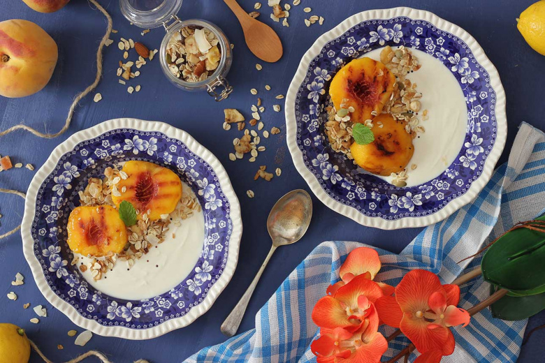 Muesli, yogur y melocotones asados