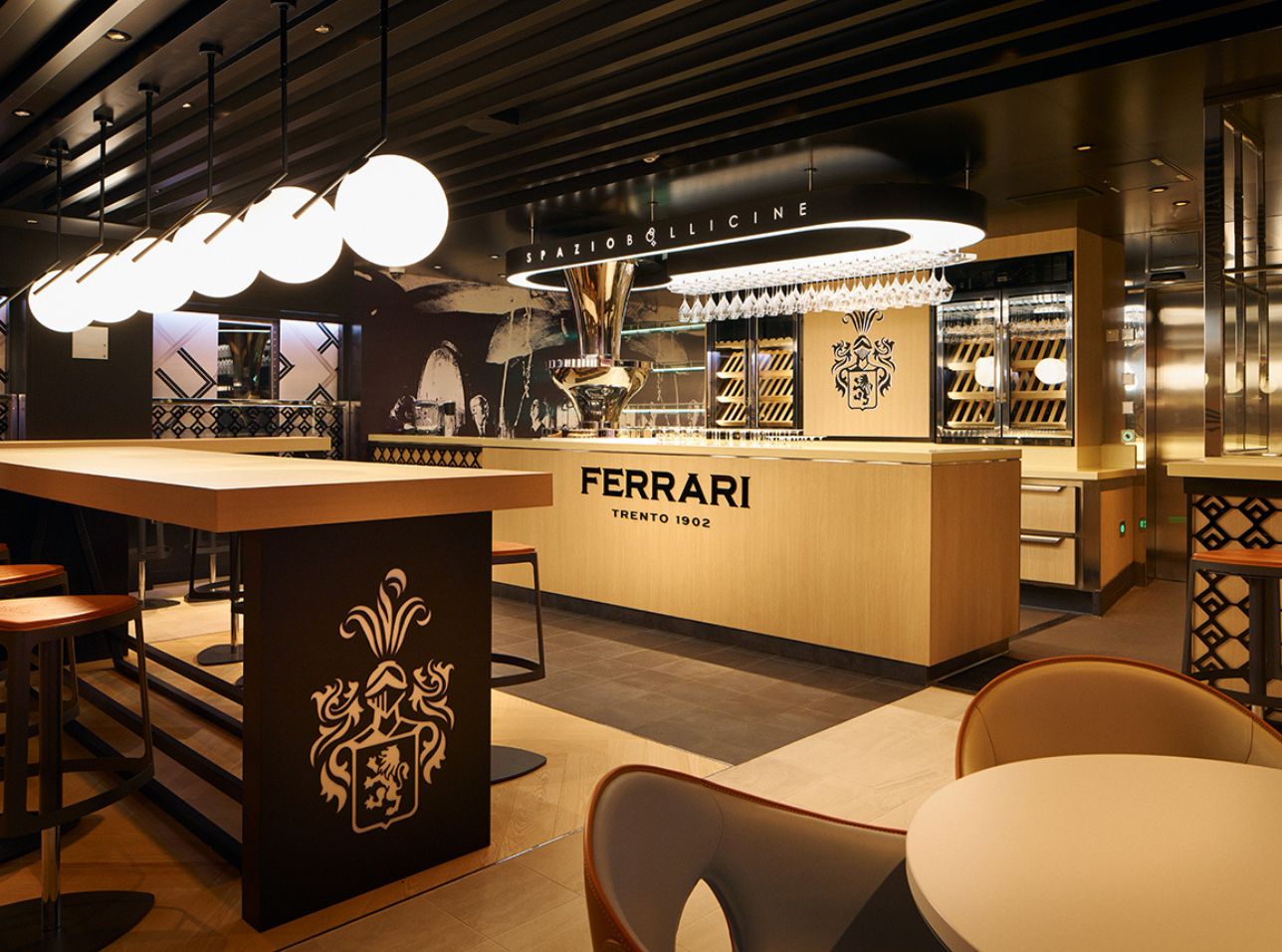 Ferrari, uno de los 19 bares de Costa Toscana