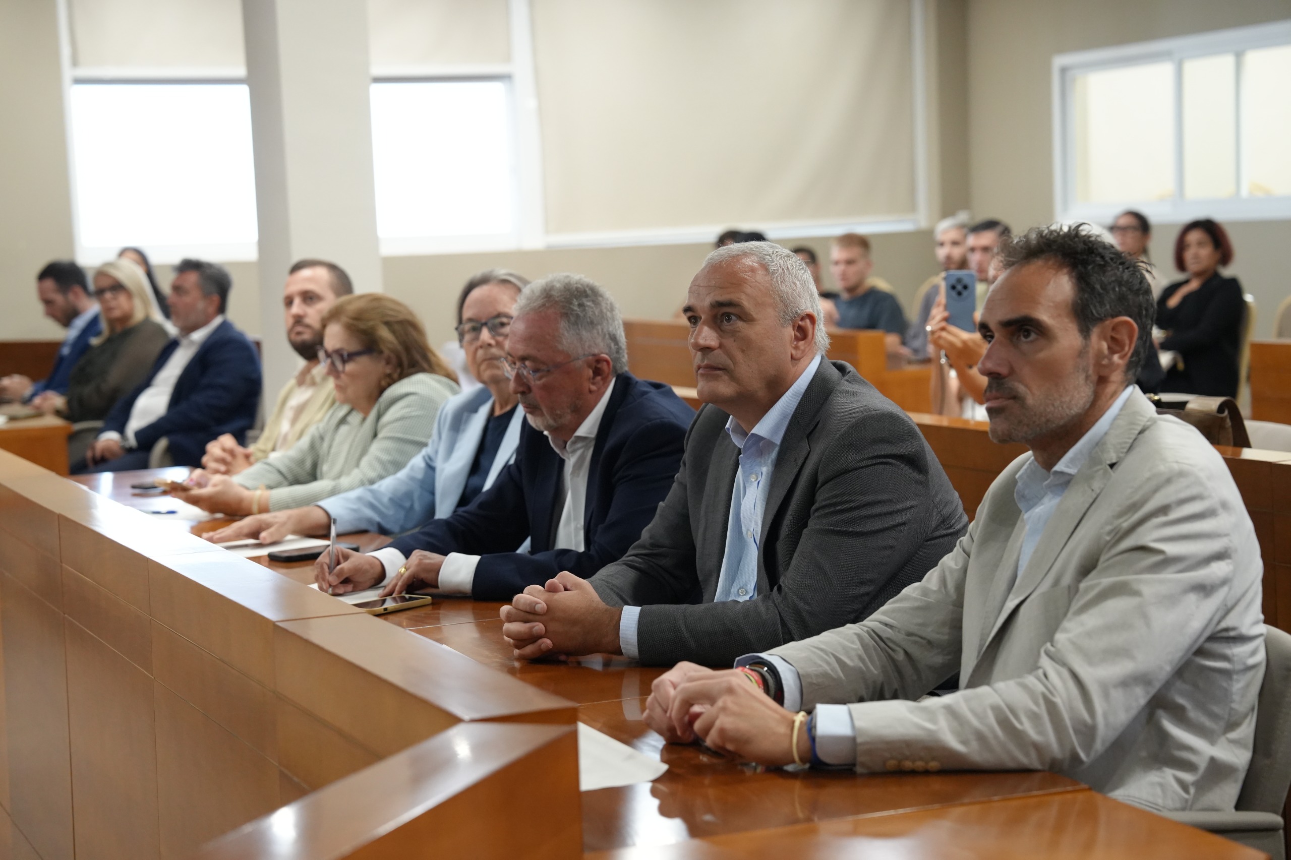 Salvador Moreno y Ángel González, en el centro, durante su reconocimiento