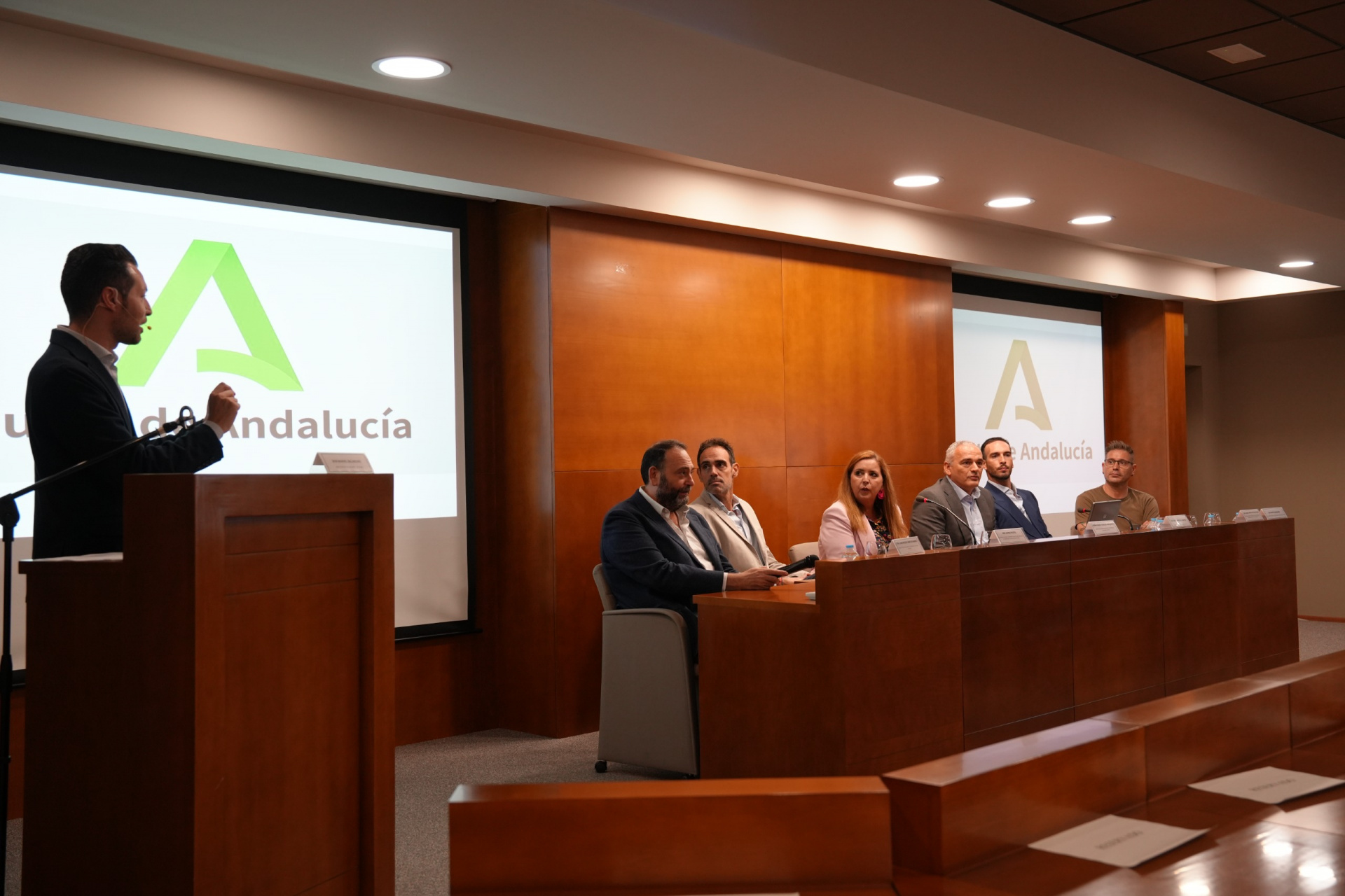 El director de este periódico moderó la mesa redonda