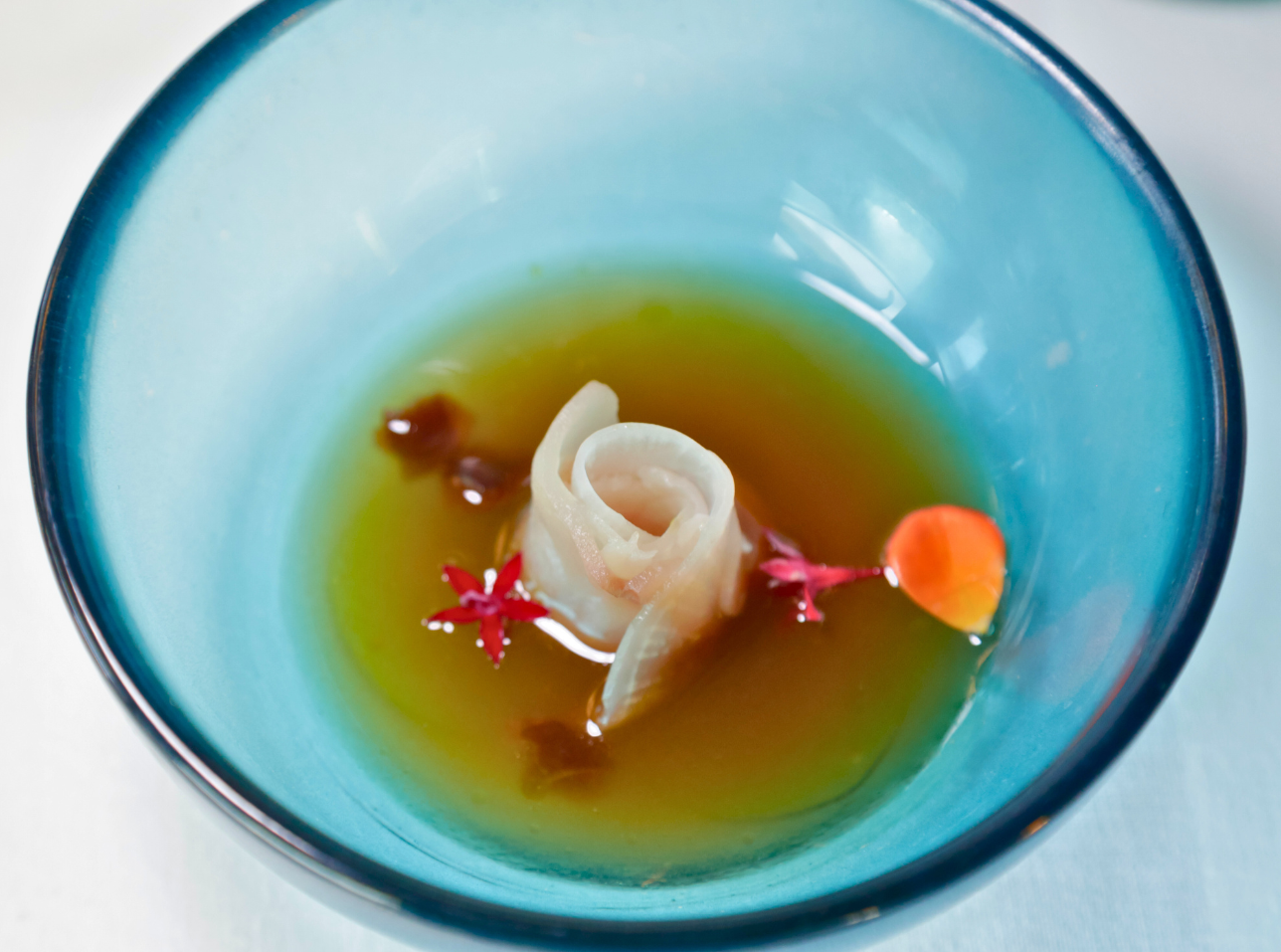 Serviola con escabeche de "Oliaigua" e higos en salmuera