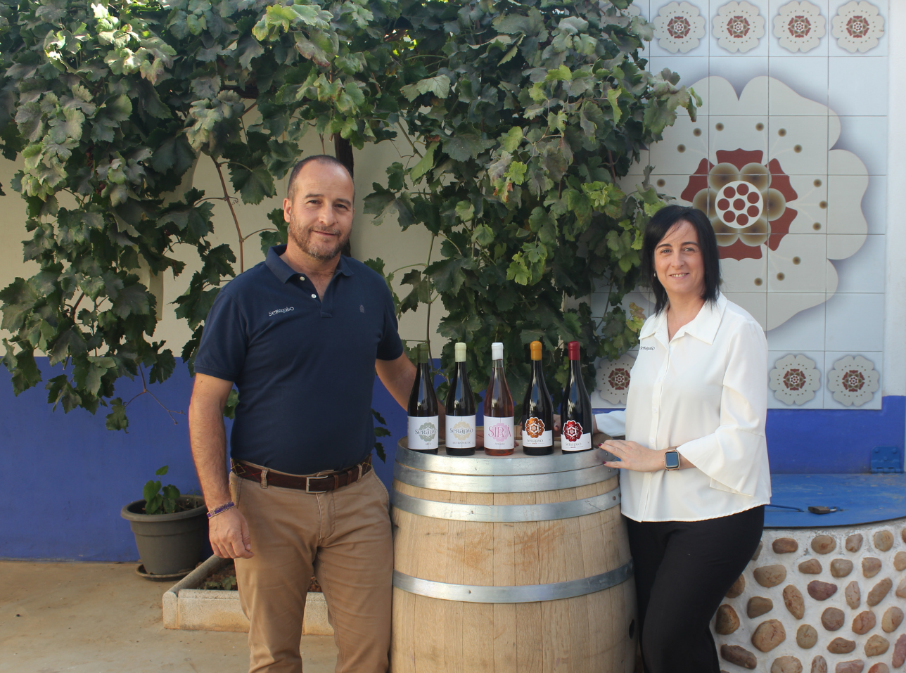 Patricia Lozano y José Ángel González junto a sus cinco referencias vitivinícolas